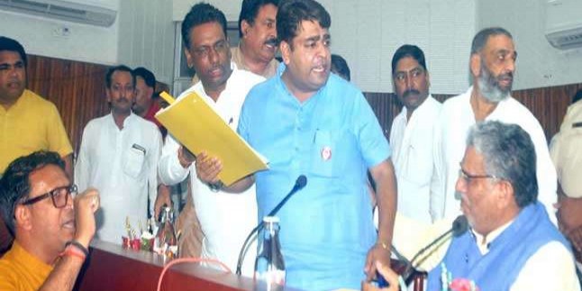 मंत्री के सामने भाजपा विधायक लगाने लगे अपनी ही सरकार की पुलिस के खिलाफ नारे, जानें क्या है कारण