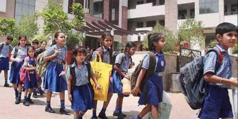राज्य सरकार के स्कूल बंद निर्णय के खिलाफ मुखर हुए अभिभावक