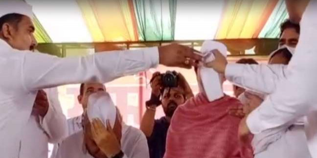 हरियाणा में हुआ 'नेहरू टोपी' का अनादर, पूर्व सीएम ने तो कुछ पल में ही सिर से उतार दी
