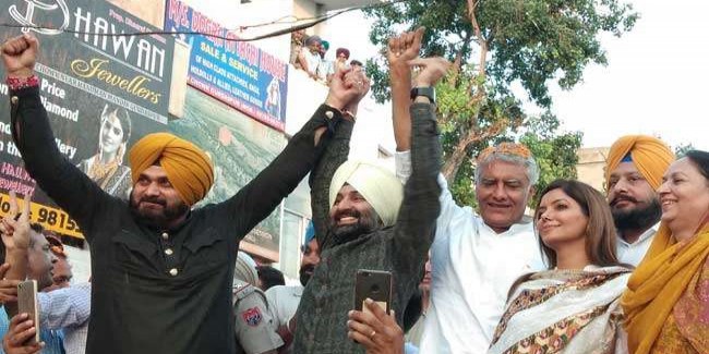 जाखड़ के चुनाव प्रचार में पहुंचे सिद्धू, मोदी व बादल परिवार को रखा निशाने पर