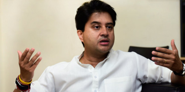 कर्जमाफी पर अपनी ही सरकार के विरोध में उतरे सिंधिया