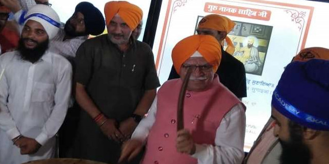 550वें प्रकाशोत्सव में सीएम मनोहर लाल ने बजाया नगाड़ा, बठिंडा में तैयार बांधी पगड़ी
