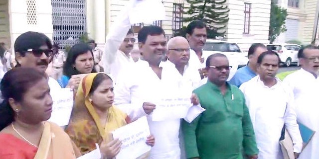 मॉनसून सत्र : JE-AES से बच्चों की मौत पर RJD का हंगामा, शिक्षा मंत्री बोले - नवंबर तक दूर हो जायेगी सूबे में शिक्षकों की कमी
