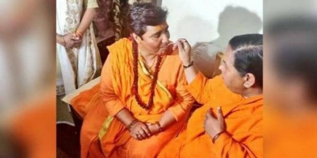 गले मिलकर रोईं उमा भारती-प्रज्ञा, कराया मुंह मीठा