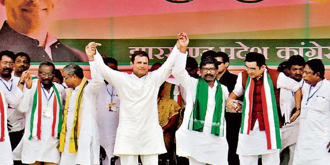 सिमडेगा में राहुल गांधी ने की चुनावी सभा, बोले, पीएम मोदी ने अमीरों में पैसे बांटे, हम गरीबों को देंगे