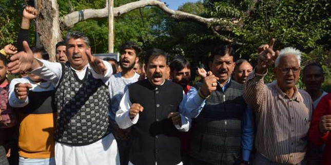भाजपा के पूर्व मंत्रियों और पूर्व विधायकों के सरकारी आवास खाली न करने के मुद्दे पर पैंथर्स का प्रदर्शन
