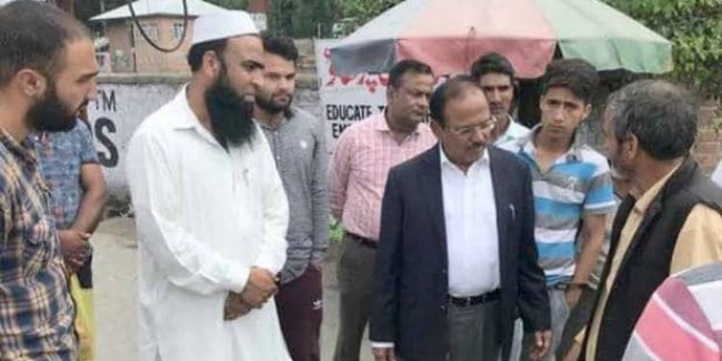 कश्मीर में डोभाल का हीलिंग टच जारी, अनंतनाग के बाद पुलवामा में लोगों से मिले