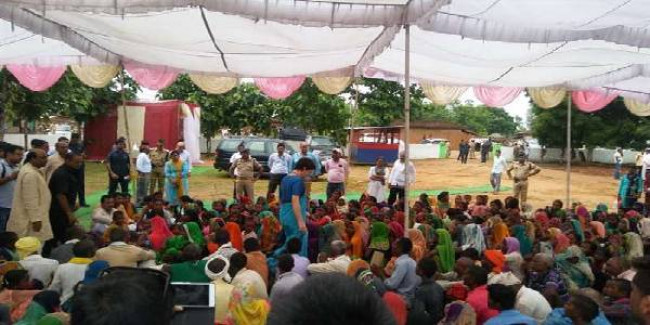 सोनभद्र में नरसंहार के पीडि़तों से उभ्भा गांव में मिलीं प्रियंका वाड्रा, घटनास्थल भी देखा