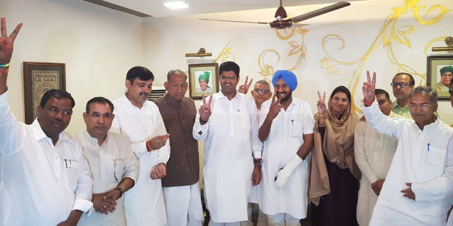 तिहाड़ जेल में पिता से मिलकर निकले दुष्यंत चौटाला, 4 बजे कर सकते हैं बड़ा फैसला
