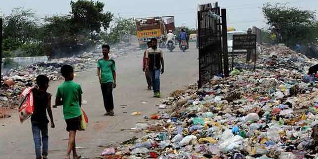 अस्थाई कर्मचारियों के बाद सफाई कर्मचारियों ने किया विरोध, काम ठप