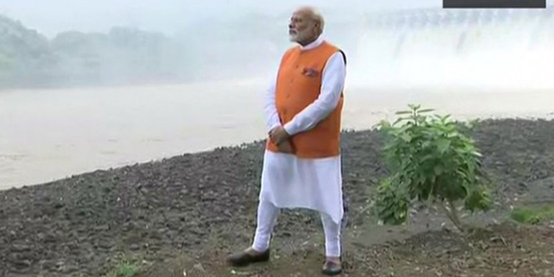 सरदार सरोवर बांध पहुंचे PM मोदी, मां नर्मदा की महाआरती में होंगे शामिल