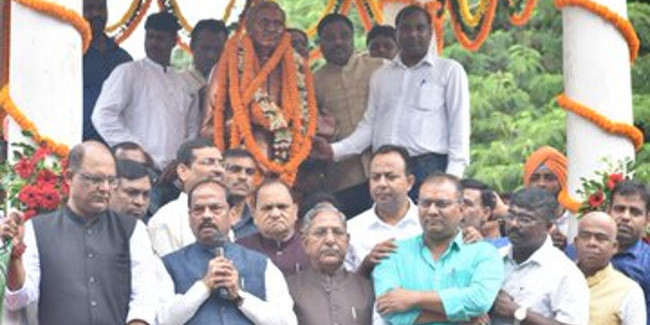 पंडित दीनदयाल की जयंती पर मुख्यमंत्री रघुवर दास ने किया कमल दूत कार्यक्रम का आगाज, 11 लोगों को दी साइकिल