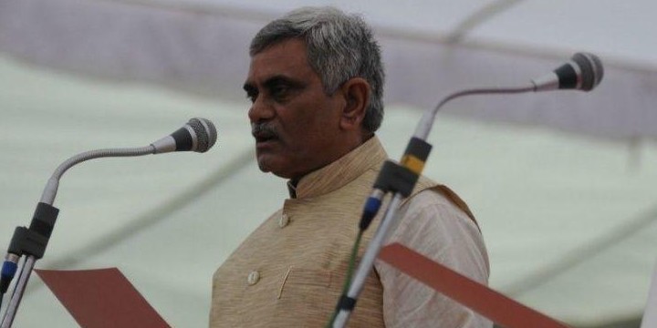 मंत्री के पास नहीं थी बूथ में आने की अनुमति, दर्ज हो केस