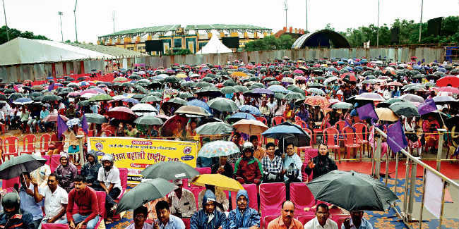 पेंशन पर संघर्ष :बारिश के बीच की सभा, फिर सीएम आवास घेरने निकले, बीच रास्ते में ही पुलिस ने रोका
