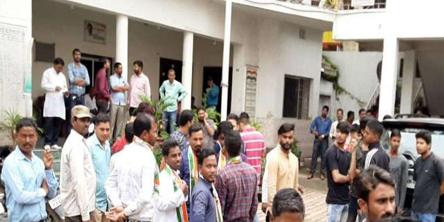 सुबोधकांत सहाय और अजय कुमार के समर्थकों में मारपीट, पुलिस ने भांजी लाठियां