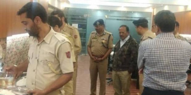 ईद पर CRPF और जम्मू कश्मीर पुलिस के जवानों से मिले NSA अजीत डोभाल