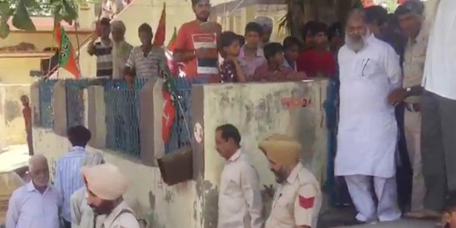 अनिल विज ने मुर्दाबाद के नारे लगाने वालों को अपशब्द कहे, ग्रामीण भड़के तो पुलिस ने लाठियां भांजी