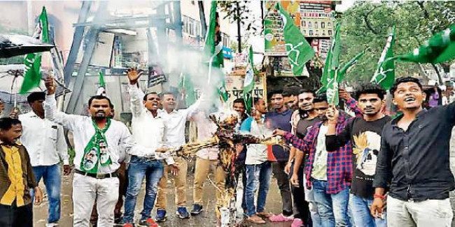 सेविकाओं पर लाठीचार्ज का विरोध झामुमो ने सीएम का पुतला फूंका