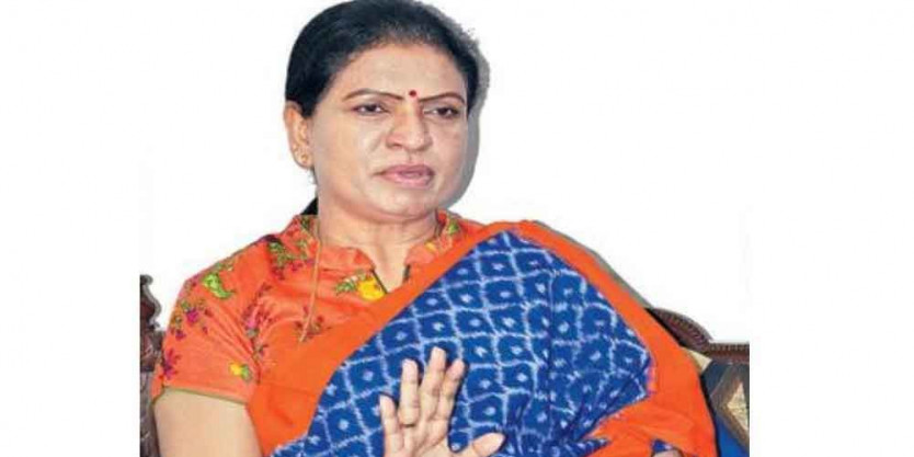 DK Aruna pays a visit to Mahbubnagar road accident victims