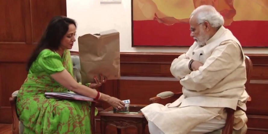 पीएम मोदी से मिलीं सांसद हेमा मालिनी, 6 हजार करोड़ की योजनाओं के प्रस्ताव सौंपे
