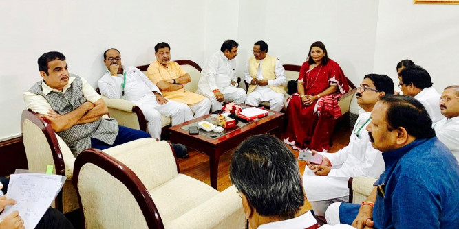 केन्द्रीय सड़क परिवहन मंत्री नितिन गडकरी से मिले छत्तीसगढ़ के सभी सांसद