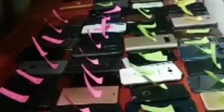 अंदर अफसरों की क्लास ले रहे थे योगी आदित्यनाथ, बाहर जमा करा लिए गए फोन