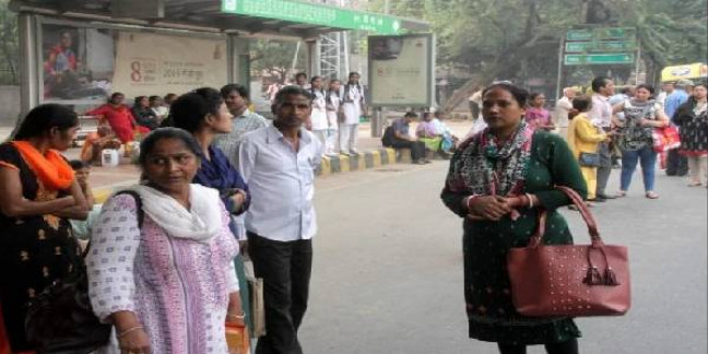 दिल्ली सरकार की महत्त्वकांक्षी मुफ्त सफर योजना ने तोडा दम, भीड़ करती रही घंटों इंतजार