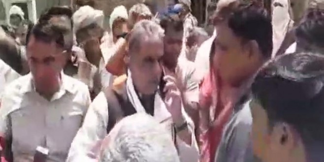 भाजपा प्रत्याशी का रास्ता रोककर विरोध, कार्यकर्ता से धक्का-मुक्की हुई तो गाड़ी में बैठकर भागे