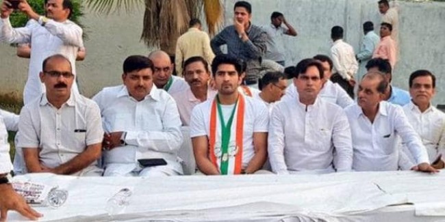 विजेंदर ने मोहल्ला क्लीनिक पर मारा 'पंच' तो बचाव में उतरीं मिसेज केजरीवाल