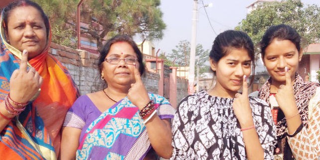 रून्नीसैदपुर के नक्सल क्षेत्रों में चुनाव बहिष्कार की अपील का असर नहीं, वोटरों की लंबी-लंबी कतारें