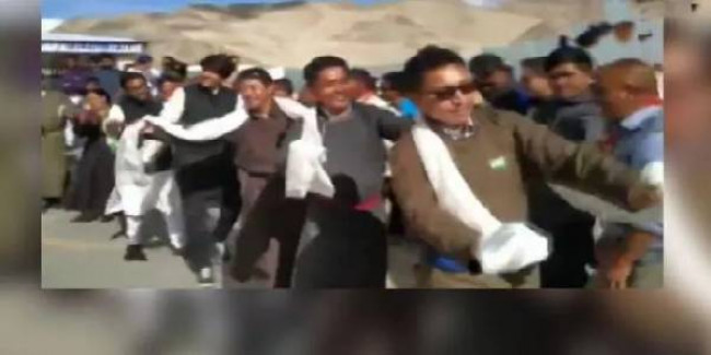 लद्दाख में स्वतंत्रता दिवस का जश्न, जमकर नाचे BJP सांसद जामयांग शेरिंग