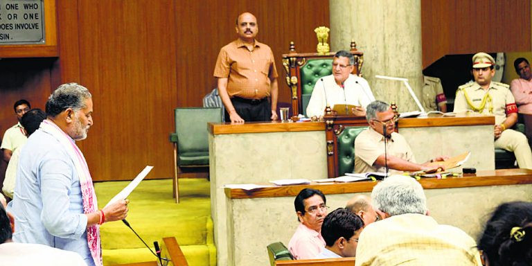 मंत्री जी सीधे जवाब दीजिए, सवाल पढ़ने की जरूरत नहीं