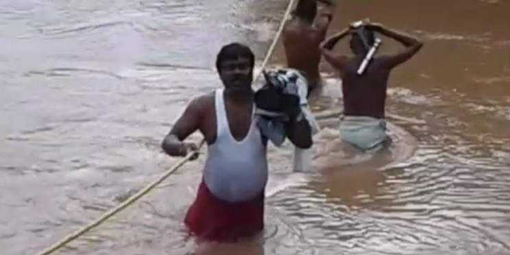 बाढ़ में खुद ही बूरे फंस गए लोगों को बचाने गए नेता जी, रेस्क्यू टीम ने ऐसे बचाई जान