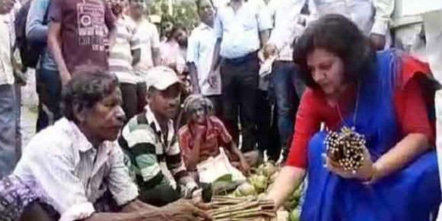 फुटपाथ से दातुन खरीद चर्चा का केन्द्र बनी भुवनेश्वर की सांसद अपराजिता षडंगी