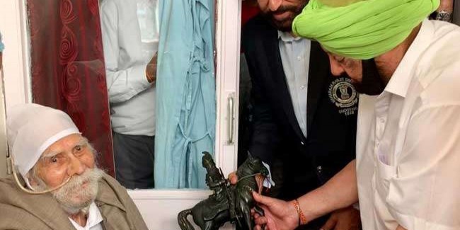 बलबीर सिंह सीनियर को सीएम अमरिंदर ने किया सम्मानित, बोले-भारत रत्न की करेंगे सिफारिश
