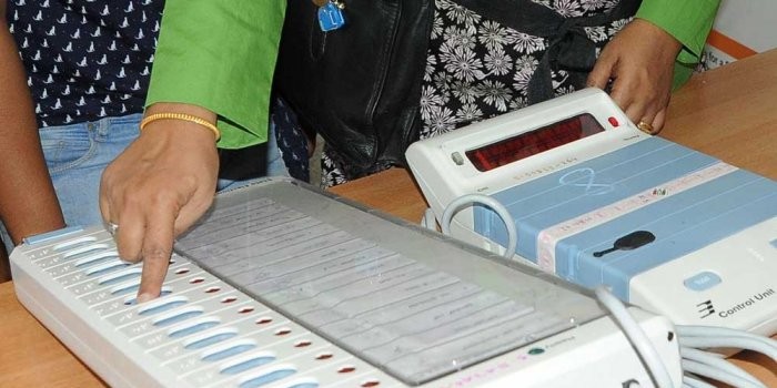 दिल्ली में कई जगह ईवीएम खराब, कांग्रेस बोली- मुस्लिम इलाकों में ही गड़बड़ियां