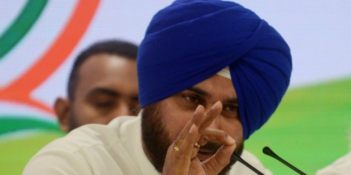 इस्तीफे के बाद फिर दिल्ली पहुंचे 'गुरु', आलाकमान से मुलाकात के बाद तेवर पड़े नरम, फैसले पर निगाहें