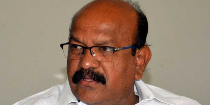 Umesh Jadhav treats accident victims