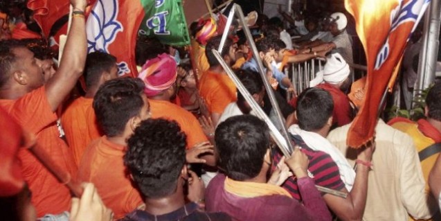 जय श्री राम के नारे पर भिड़े BJP-टीएमसी कार्यकर्ता, पुलिस रिवॉल्वर छीनने की कोशिश