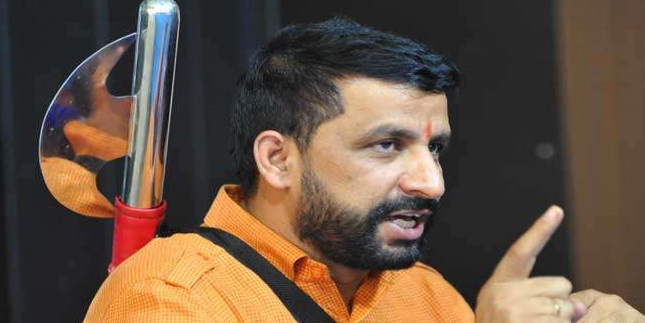 आम आदमी पार्टी का नेता फरसा साथ लेकर उतरा चुनाव मैदान में, आयोग की नजर हुई टेढ़ी