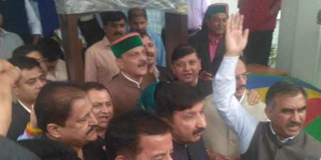 ऊना विधायक मामले पर विधानसभा में हंगामे के बाद कांग्रेस का वाकआउट, सीएम ने दिया बड़ा बयान