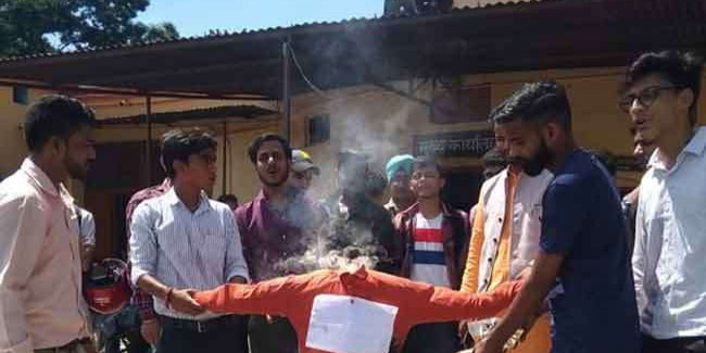 एबीवीपी ने गढ़वाल विवि और उच्च शिक्षा राज्यमंत्री के पुतले फूंके