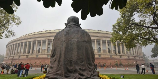 चेतावनी के बाद भी बंगला नहीं छोड़ रहे 27 पूर्व सांसद, अब सरकार ले रही पुलिस की मदद
