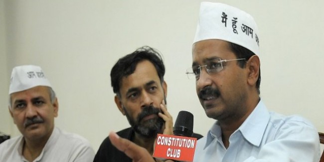 अरविंद केजरीवाल, मनीष सिसोदिया और योगेंद्र यादव के खिलाफ गैर जमानती वारंट जारी