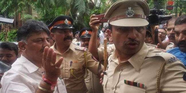 विधायकों को मनाने पहुंचे डी के शिवकुमार, पुलिस ने रोका, बागी बोले- महसूस हो रहा खतरा