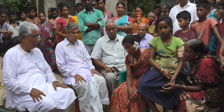 Manik Sarkar meets slain CPI (M) worker’s family, slams govt