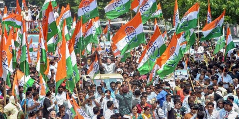 लोकसभा चुनाव में मिली हार के बाद कांग्रेस दो गुटों में बंटी