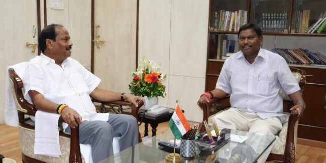 मुख्यमंत्री रघुवर दास से मिले सांसद अर्जुन मुंडा