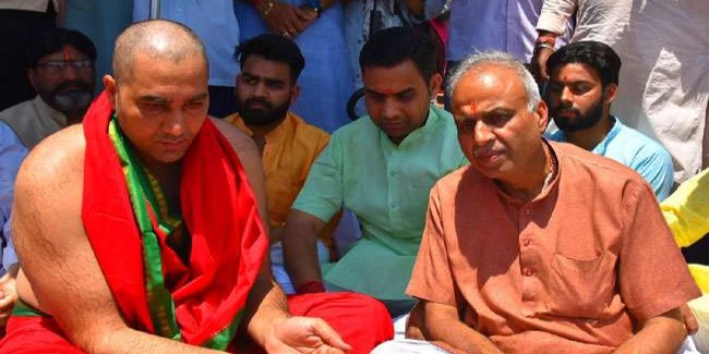 प्रधानमंत्री नरेंद्र मोदी की भाभी की अस्थियां गंगा में विसर्जित
