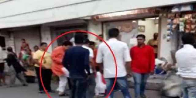 BJP विधायक ने महिला पर सरेआम बरसाए लात-घूंसे